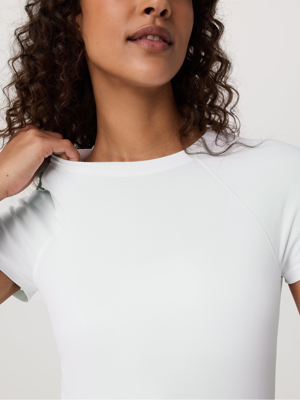 Vuori Women’s Short Sleeve Surge Seamless Tee - Picture 2 of 5